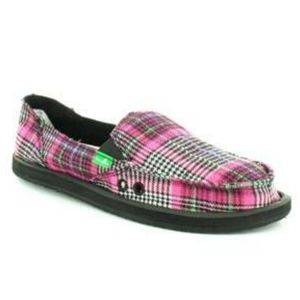 GIRLS SANUK PINK PLAID LIL DEL MAR LOAFERS. 1Y